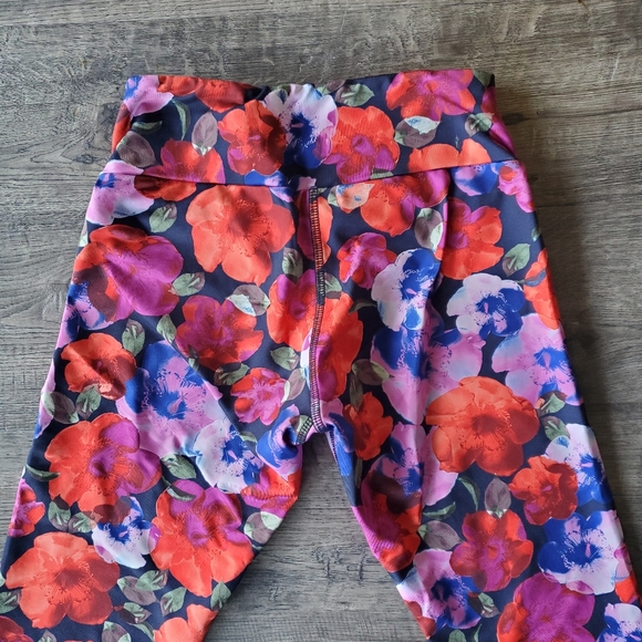 SALE! Flower Capri Leggings - Picture 3 of 6
